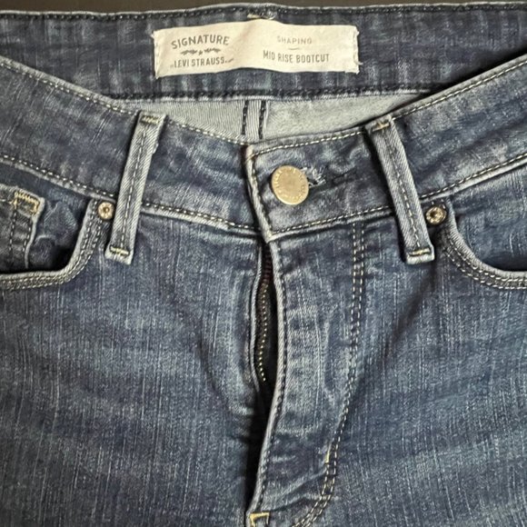 Signature Levi Strauss~Woman Size 6M (W28xL32)Blue Denim Midrise‎ Bootcut Jeans - Picture 2 of 6